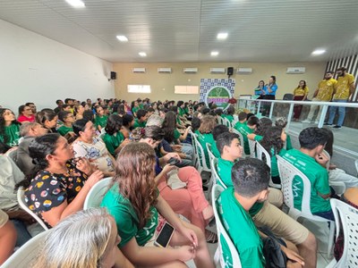 SECRETÁRIA DE EDUCAÇÃO ADRIANA LUIZA, FAZ ENTREGA DE KITS DO PREPARATÓRIO OBMEP 2025