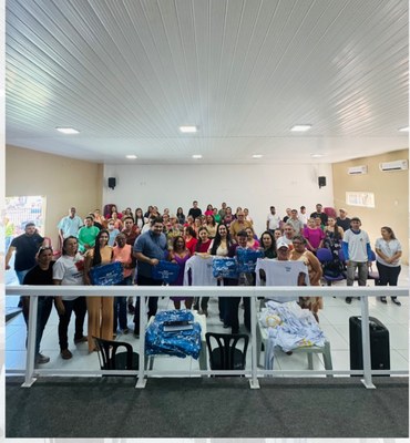 Prefeito Dr. Cristiano Britto, Secretária de saúde Vanessa e a Presidente da Câmara Simone Silva,  realizam entregas de kits aos Agentes comunitários de saúde
